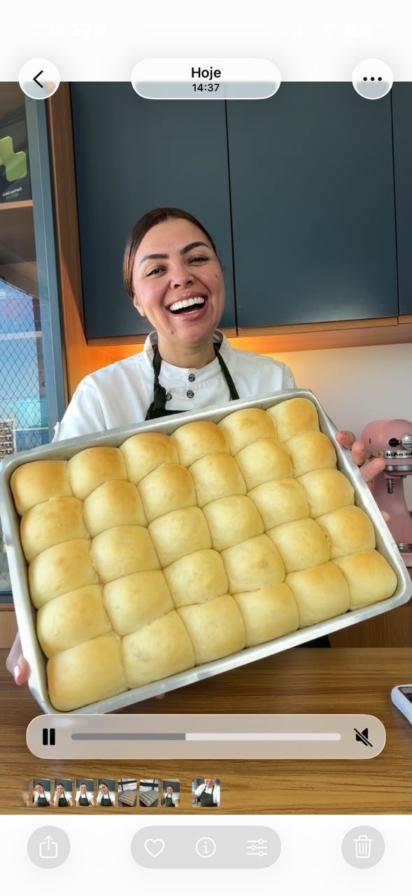 Travessa de pãezinhos douradinhos recém-assados, produção em lote